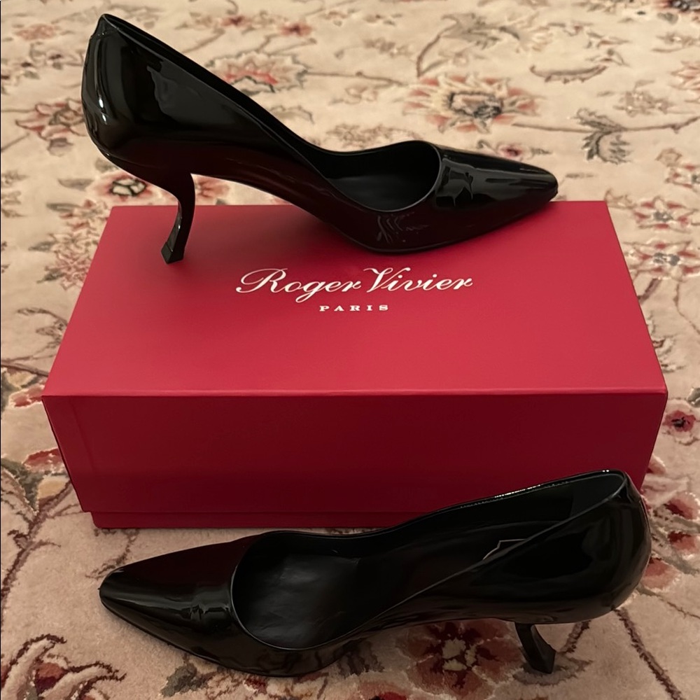 Roger Vivier Black Patent Leather Pumps 39 Signature curved heels